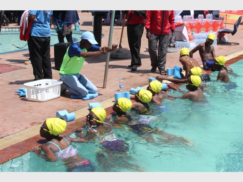 Free swimming lessons Alex News